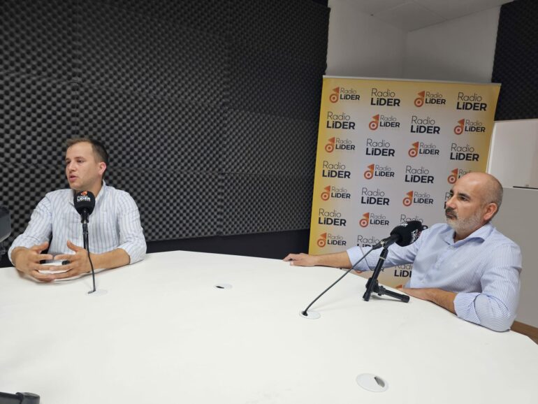 David Balado e Íñigo Blanco nos estudios de Radio Líder Santiago