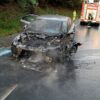 Un coche incendiouse na AC-523 ao seu paso por Ordes