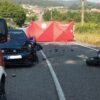 Un motorista fallece al colisionar contra un turismo tras adelantar en línea continua en Padrón